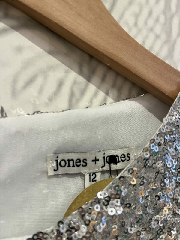 Robe Jones + Jones – Image 4